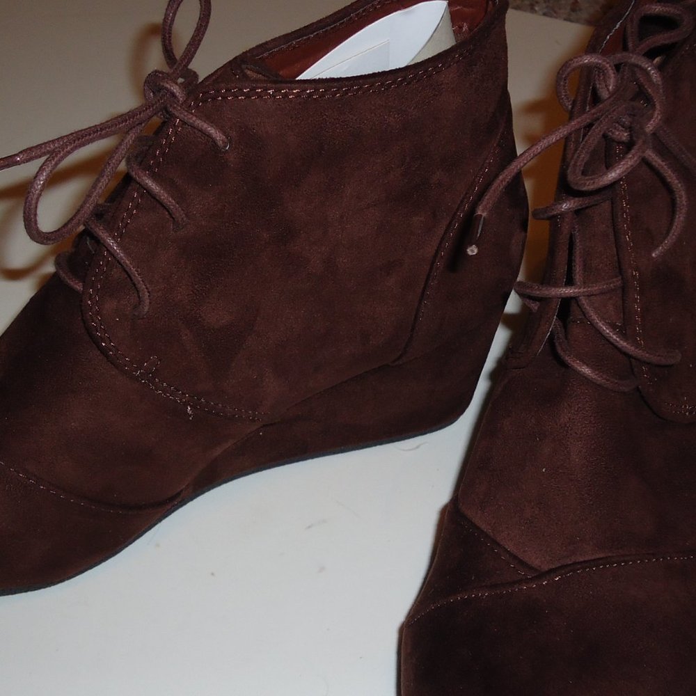 Dark Brown Vegan  Suede Lace Up Botties NEW - Picture 3 of 12